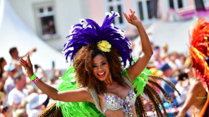 Bild: Matthias Merz/dpa
Eine Tänzerin ist beim großen Umzug des Samba-Festivals.