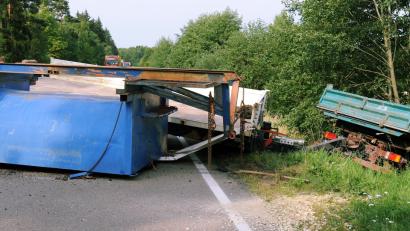 Bild: gf
Nichts geht mehr auf der Staatsstraße 2238 bei Urspring (Hirschau): Hier ist der Hänger eines Lasters umgekippt.