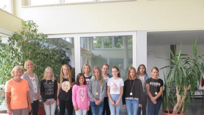 Bild: jzk
Sportlehrerin Birgit Emerig und Schulleiterin Christine Wiesend (von links) gratulieren den zehn besten Mädchen: Leonie Bauer (6. Klasse), Fiona Janisch (6), Leonie Fehn (5b), Evelyn Weber (6), Celine Kastner (6), Luisa Bauer (6), Viktoria Krieger (6), Saskia Schüler (5a), Rojin Hazim (5a), Carina Luckas (5a).
