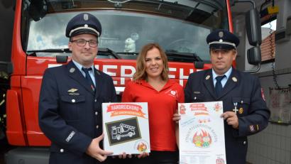 Bild: dob
Aktive Feuerwehrfrau und Erzieherin Rebecca Rupprecht (Mitte) will die Kinderfeuerwehr leiten. Die Kommandanten Klaus Rupprecht (rechts) und Christoph Gollwitzer (links) haben sich bereits um eine Handreichung für Tipps gekümmert.