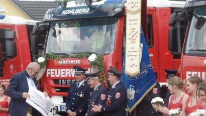 Bild: jml
Bürgermeister Rudolf Götz freut sich über den Scheck über 5000 Euro aus der Feuerwehrvereins-Kasse. Kommandant Josef Fischer und die Vorsitzenden Hermann Prechtl und Andreas Fischer (von links) freuen sich mit.