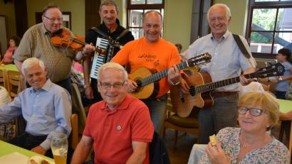 Bild: jr
Die "Zeitlos"-Musiker Hannes Obermeier, Reinhardt Summer, Josef Dill und Walter Siller (von links) sorgten für einen stimmungsvollen Abend.