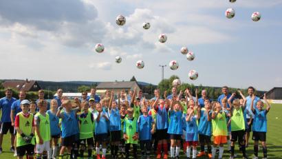 Bild: kro
44 Nachwuchskicker des Jahrgangs 2007 machten beim Sichtungslehrgang in Poppenreuth mit. Im Hintergrund die Trainer.