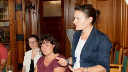 Bild: bjp
Für das Landratsamt Neustadt nahmen Daniela Franz und Andrea Höning (von rechts) Stellung zu den Ergebnissen der ÖPNV-Bürgerumfrage.