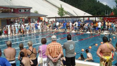 Bild: u
Unter dem Motto „Hirschau schwimmt“ findet am Sonntag, 29. Juli, im Freibad am Monte Kaolino zum 15. Mal die Stadtmeisterschaft im Schwimmen statt. Startberechtigt sind alle, die in Hirschau ihren Wohnsitz haben, in Hirschau arbeiten oder einem Hirschauer Verein angehören sowie alle Camping- und Feriengäste. Sportliche Spannung und Unterhaltung werden in gleicher Weise geboten.