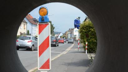 Bild: Gabriele Schönberger
Und wieder schauen die Autofahrer in die Röhre: Von der Hammerweg-Brücke bis zur Mozartstraße bleibt der Hammerweg bis kurz vor Weihnachten gesperrt. Bild: Schönberger