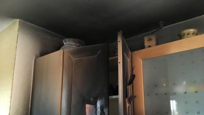 Bild: August Beer
Der Küchenschrank ist durch den Blitzeinschlag stark in Mitleidenschaft gezogen worden. Die Hausbewohner des ersten Anwesens waren im Erdgeschoss, als ein Blitz in der Küche im Obergeschoss einschlug. Durch schnelles Handeln der Bewohner sowie der sofortigen Alarmierung der Feuerwehr konnte eine Brandentstehung in der Wohnung verhindert werden.