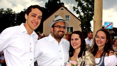 Bild: zer
Regina Reil und Daniel Zimmerer (Mitte) sind das neue Oberkirwapaar. Die ersten Gratulanten sind ihre Vorgänger Johannes Albrecht und Julia Hierold.