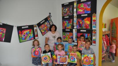 Bild: ak
Sieglinde Lorenz und die Vorschulkinder zeigen stolz die Bilder „Hundertwasserträume“.