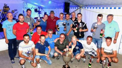 Bild: hai
Triumphierender und strahlender Sieger und Gewinner des zum 36. Mal ausgespielten Adam-Gmeiner-Gedächtnis-Pokals: der Schmidtie Stammtisch um Lui Geisler (stehend fünfter von links) im Kreis seines Teams und der Mannschaftscoaches kniiend von links Hasan Özgan, Stefan Reichl, Frank Schmeissner, Bernhard und Norbert Nickl, Kevin Klose, Jens Brunner, Patrick Pfau, stehend von links Harald Zimmermann, Hakan Özgan, Markus Kauper, Christian Porsch, Lui Geisler, Michael Nerlich, Fabian Nickl, Wolfgang Beach Nickl, Christoph Lehner und Michael Walter. Mit im Bild Turnierorganisator Harald Zimmermann (links) und TSV-Vorsitzender Manfred Porsch