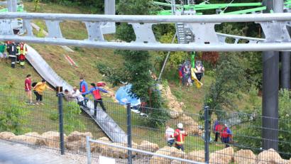 Bild: Markus Roider
Bergwacht und Feuerwehr seilen Besucher aus einer stehenden Sommerrodelbahn ab in Pottenstein ab. Foto: Markus Roider/Reporter 24