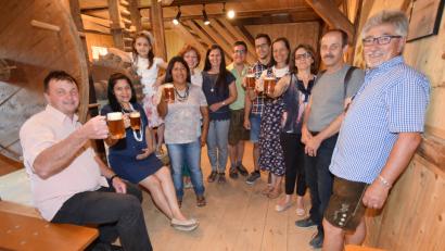 Bild: no
Im Hopfenmuseum serviert der Vorsitzende des Gartenbauvereins Illschwang, Lorenz Geitner (rechts), den Gästen aus Brasilien und dem deutschen Betreuungsteam Illschwanger Hopfenbier.
