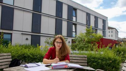 Bild: OTH Amberg-Weiden
Studentin Julia Eberlein vor der Wohnanlage Am Eisberg in Amberg.