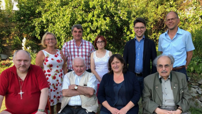 Bild: exb
Ortsvorsitzende Marianne Schieder (Sechste von links) und Landtagskandidat Peter Wein (Siebter von links) ehrten (von links) Josef Weber, Christa Mösbauer, Georg Zwack, Felix Blotzki, Renate Blau, Franz Bauer und Alexander Werner für ihre langjährige Treue.