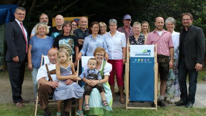 Bild: pko
Hans und Anneliese Mehltretter (vorne sitzend, mit den Enkeln) eröffneten vor 20 Jahren den Campingplatz. Zum Jubiläum ehrten Bürgermeister Martin Birner (links) sowie (von rechts) Markus Greiner (Tourismusverein), Alexandra Beier (Oberpfälzer Wald), Betreiber Bernd Mehltretter und Verena Danner (Oberpfälzer Seenland) die treuen Gäste.