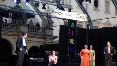 Bild: Holger Stiegler
Ein voller Erfolg war die Inszenierung des Andrew-Lloyd-Webber-Musicals „Evita“ mit Bettina Mönch (kniend) in der Titelrolle bei den Regensburger Schlossfestspielen.