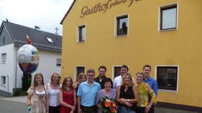 Bild: bk
Ein runder Geburtstag, der mit viel Wehmut gefeiert wird: Erna Poß genießt ihren 80. Geburtstag und die vielen Glückwünsche noch einmal in der Gaststube "Zum goldenen Anker". Das Wirtshaus schließt.