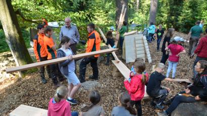 Bild: dob
Rumsitzen und zuhören: So funktioniert das nicht im grünen Klassenzimmer. Alle packen im Wald bei Neudorf beim ersten Projekt dieser Art in der Region kräftig mit an.