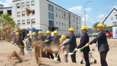 Bild: Gabriele. Schönberger
Hoch damit: Architekt Peter Kuchenreuther, Bauunternehmer Christian Bauer, Stadtpfarrer Johannes Lukas, die KWS-Geschäftsführer Markus Jakob und Maximilian Seitz, Caritas-Direktor Michael Weißmann, Anna Schell (81), die Vorsitzende des Heimrats von St. Konrad, Oberbürgermeister Kurt Seggewiß, Martin Kneidl, der Leiter des Wohn- und Pflegeheimes St. Konrad, sowie Dr. Robert Seitz, Abteilungsleiter Soziale Einrichtungen bei der Caritas Regensburg (von links), beim Spatenstich. Im Hintergrund der Altbau des Seniorenheims St. Konrad. 	Bild: Gabriele. Schönberger