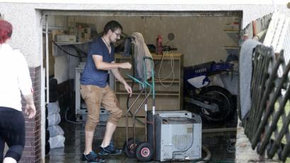 Bild: Hirsch
Zum zweiten Mal innerhalb weniger Wochen mussten die Bewohner der Sportplatzstraße ihre überfluteten Keller räumen.