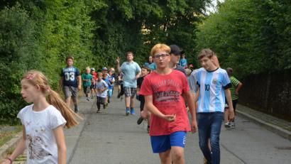 Bild: dob
Rund 250 Kinder aus Sonderpädagogischem Förderzentrum, SVE und den Kindergärten machen sich Runde für Runde auf den Weg durch das Sportzentrum. Gut 900 Euro kamen zusammen.