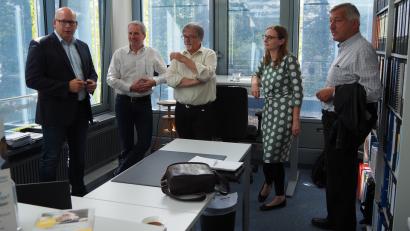 Bild: Bühner
Bundestagsabgeordnete Lisa Badum informiert sich im ETZ Nordoberpfalz. Geschäftsführer Matthias Rösch (links) stellt die Einrichtung auch dem Landtagskandidaten von Bündnis 90/ Die Grünen, Klaus Bergmann, den Stadträten Veit Wagner und Karl Bärnklau (von links) vor.