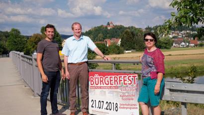 Bild: twi
Thomas Käsbauer, Konrad Kiener und Maria Schlögl vom Organisationsteam werben für das Bürgerfest.