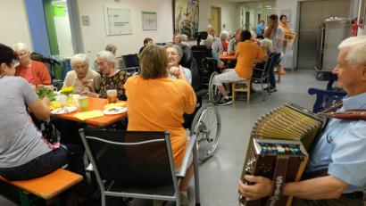 Bild: ohr
Das geplante Sommerfest im Garten des BRK-Seniorenheimes musste wegen ungünstiger Witterung in das Foyer verlegt werden. Alleinunterhalter Hans Giesl aus Stein spielte auf seiner Steierischen zünftig auf, lud zum Mitsingen und Mitklatschen ein.