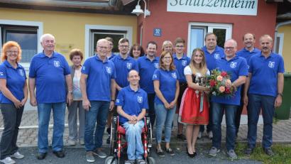Bild: jr
Für die kürzlich gekrönte Gaujugendschützenkönigin Sarah Weiß (mit Blumen) gestalteten die Concordia-Schützen jetzt einen eigenen Empfang. Glückwünsche gab es von zahlreichen Mitgliedern, darunter Vorsitzenden Martin Dietz (Dritter von rechts) und Schützenmeister und Bürgermeister Max Bindl (Vieter von links).