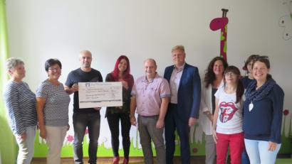 Bild: jzk
Michael Kraus und Carsten Linberg (Dritter und Fünfter von links) übergeben Jessika Wöhrl-Neuber (Vierte von links) einen Spendenscheck. Mit ihr freuen sich Donata Zöllner, Christa Völkl, Reinhard Herr, Kerstin Graf, Deborah Bregler, Caroline Müller und Kathrin Karban-Völkl (von links).