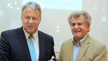 Bild: Wolfgang Steinbacher
Landrat Richard Reisinger (links) beglückwünscht Sebastian Schärl anlässlich dessen 40-jähriger Mitgliedschaft im Kreistag.