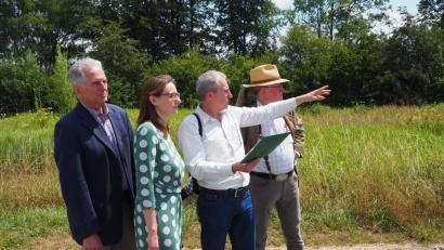 Bild: sbü
"Diese Naturlandschaft soll durch eine Straße zerschnitten werden", erläutert Klaus Bergmann (Dritter von links), Landtagskandidat von Bündnis 90/Die Grünen, der Bundestagsabgeordneten aus seiner Partei, Lisa Badum. Mit dabei auch Parteifreund Hermann Scharl (links) und 
Richard Mark Leighton-Myles von der NES GmbH in Erbendorf (rechts)