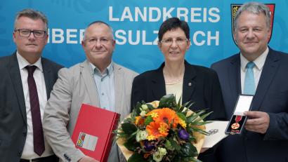 Bild: Wolfgang Steinbacher
Nicht nur vornehme Pflicht, sondern ein Herzensanliegen ist es Landrat Richard Reisinger (rechts) Maria Boßle die Bundesverdienstmedaille überreichen zu können, zu der ihr Ehemann Benedikt (Zweiter von links) und Bürgermeister Michael Göth (links) als erste gratulieren.