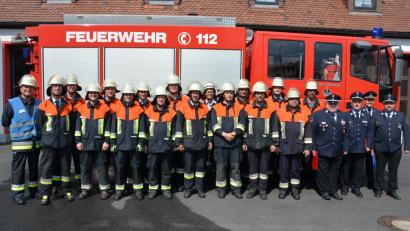Bild: jr
Die erfolgreichen Brandschützer mit (von rechts) Kreisbrandmeister Florian Trießl, Feuerwehr-Vorsitzendem Christian Grillmeier, den Kreisbrandmeistern Albert Fröhlich und Dieter Höfer sowie Kommandant Franz Bauernfeind.