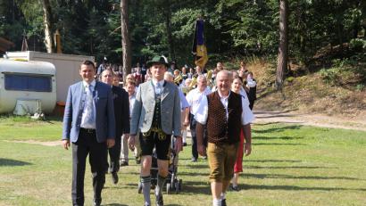 Bild: ral
Der Kirchenzug ist eingetroffen im Magdalenental: (von links) Landrat Thomas Ebeling Vorstand Andreas Schatz und Bürgermeister Josef Deichl