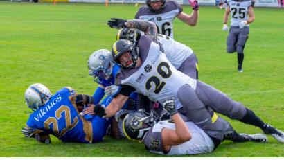 Bild: Fabian Gruber
Die Verteidigung der Mad Bulldogs Amberg (helle Trikots) schaffte es mit vollem K&ouml;rpereinsatz immer wieder, das starke Laufspiel der Weiden Vikings zu stoppen.