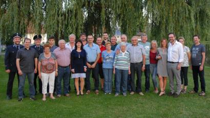 Bild: ow
Zum 75. Geburtstag musste Gerhard Dollhopf (Siebter von rechts) viele Hände zu schütteln. Neben den Verwandten, Nachbarn und Freunden gratulierten Ehefrau Brigitte (Achte von rechts) und die beiden Söhne Robert (hintere Reihe, Sechster von links) und Markus (Dritter von rechts). Bürgermeister Wolfgang Haberberger (hintere Reihe Fünfter von links) und eine Abordnung der Feuerwehr mit Vorstand Wolfgang Ciesielski (hintere Reihe, Zweiter von links) und Kommandant Ulli Preißinger (hintere Reihe, links) waren ebenfalls gekommen um ihre Glückwünsche zu überbringen.