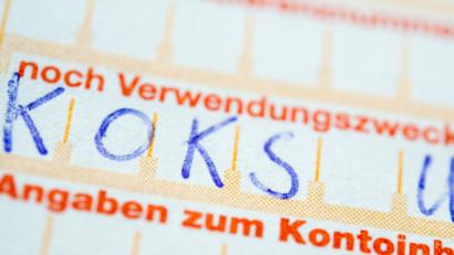 Bild: Inga Kjer/dpa
Wer Geld überweist, schreibt ins Feld zum Verwendungszweck meist eine Rechnungsnummer. Scherzkekse texten gern mal nicht ganz ernst gemeinte Zwecke mit einem Augenzwinkern an Freunde oder Bekannte.