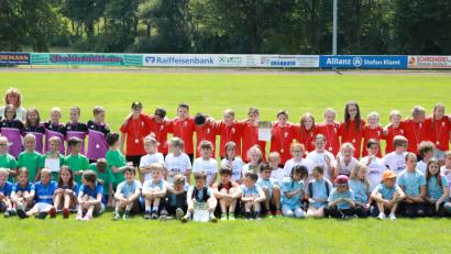 Bild: njn
Die ersten drei Gewinnermannschaften der beiden Wettkampfgruppen des Leichtathetik-Kreiswettbewerbs im Sportzentrum mit (hinterste Reihe von links) Schulrat Rudolf Kunz, Fachlehrerin Silke Stich und dritte Bürgermeisterin Sonja Heindl.