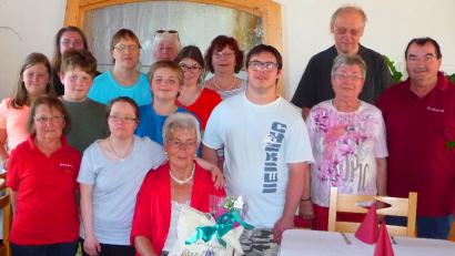 Bild: agr
Frieda Bucher (sitzend) unterstützte die Kontaktgruppe mit einer Spende.