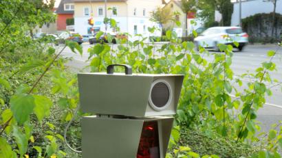 Bild: Stephan Huber
Mit einer hochwertigen Kamera-Linse gelingen dem Blitzer einwandfreie Bilder, auf denen sowohl das Gesicht des Fahrers, als auch das Kennzeichen optimal erkennbar sind.