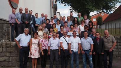 Bild: gz
Die Schüler des Jahrgangs 1967/68 mit Lehrer Albert Riedmann (vorne links) tauschen beim Treffen bis spät in die Nacht Geschichten aus der Jugendzeit aus.