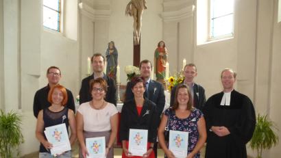 Bild: bk
Die "silbernen Konfirmanden" mit Pfarrer Matthias Weih. Vorne, von links: Patrizia Rabenstein, Simone Zwick (geborene Gollwitzer), Doris Englhardt (Kummer), Andrea Faltenbacher (Sifft). Dahinter Andreas Neumann, Achim Schulze, Christian Mühlbach und Andreas Malzer.