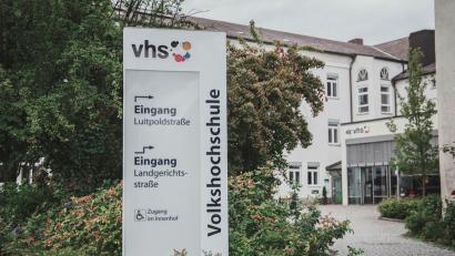 Bild: Meister
Die Volkshochschule Weiden-Neustadt befindet sich auch räumlich nahe bei der Regionalbibliothek. Beste Voraussetzungen also für eine enge Zusammenarbeit.