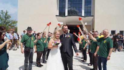 Bild: du
Kolleginnen der Braut von der Kinderkrankenstation des Klinikums Weiden und die Schirmitzer "Hubertus"-Schützen empfangen Kathi und Christian Ziegler auf dem Kirchplatz.