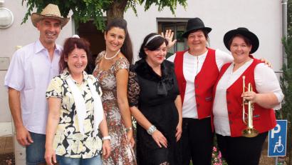 Bild: sön
„Bekannte Schlagerstars“ traten beim Sommerfest des BRK-Seniorenheims in Ensdorf auf (von links): Georg Faulhaber als Henry Valentino mit Sylvia Maubarak als Uschi, Anita Holliday stand als Manuela auf der Bühne, Astrid Kerner alias Conny Francis und Irmi Meier sowie Simone Trepesch gaben die Wildecker Herzbuben.