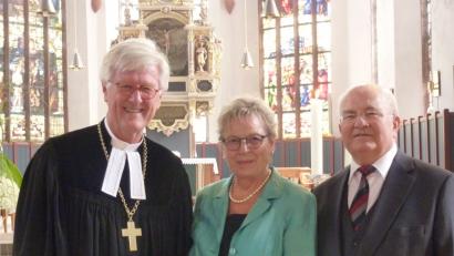Bild:  Holger G. Lang
Landesbischof Heinrich Bedford-Strohm (links), Ordinationsjubilar Eberhard Steinacker (rechts) und dessen Lebensgefährtin Marianne Reinhardt.
