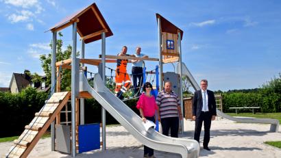Bild: Hartl
Sie sind stolz auf den gelungenen neuen Spielplatz: von links Peter Pfortner und Erwin Turner (oben) Christine Schaller-Kokesch, Klaus Herbst und Bürgermeister Michael Göth.