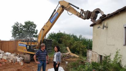 Bild: bey
Die "Villa" (rechts) im Baugebiet "Viehhof" wird abgebrochen. An dieser Stelle solll das geplante Seniorenzentrum entstehen.