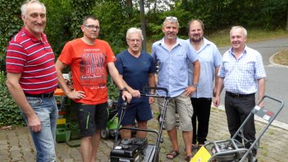 Bild: fsb
Beim Tag der offenen (Container-)Tür präsentiert der Vorstand den neuen Vertikutierer und die Rüttelplatte: Von links: Manfred Zeiss, Gerätewart Thomas Gebhardt, Manfred Buschbeck, Christian Schlecht, Kassier Josef Sommer und Vorsitzender Gerhard Scharl.